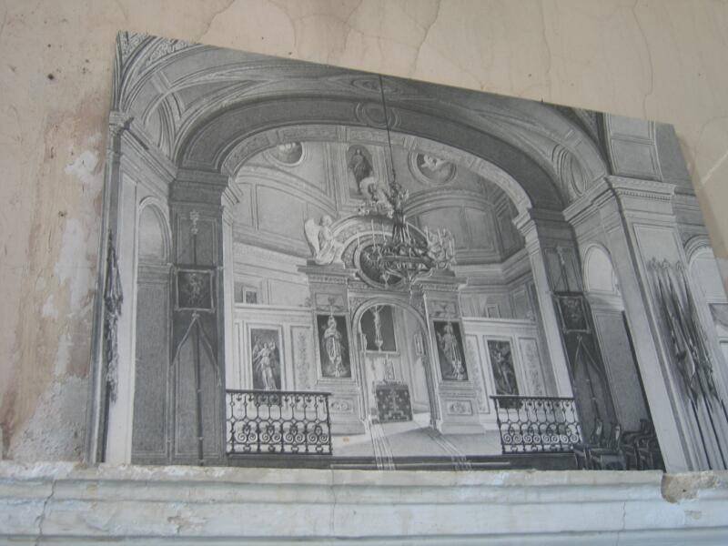 Гатчина, 2006: черно-белая фотография интерьера с балюстрадой и люстрой
