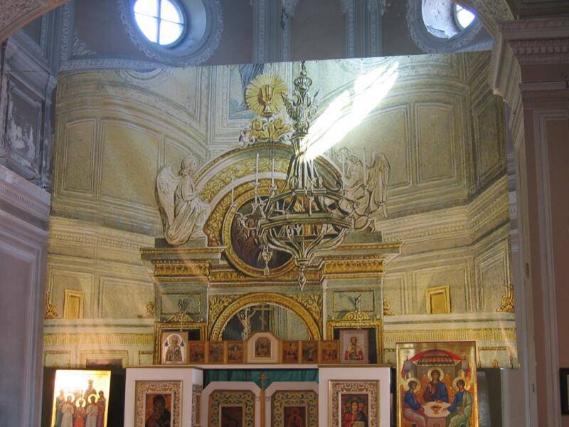 Гатчина, 2006: фреска с хрустальной люстрой над иконостасом