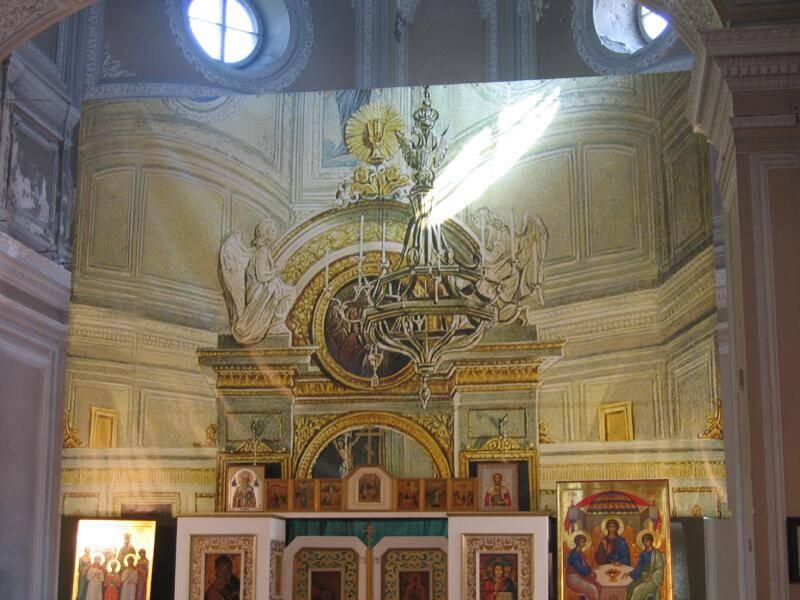 Гатчина, 2006: фреска с хрустальной люстрой над иконостасом