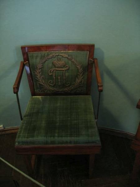 Кресло с гербом в Гатчине, 2006