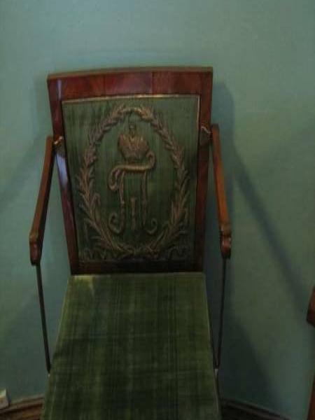 Кресло с гербом в Гатчине, 2006