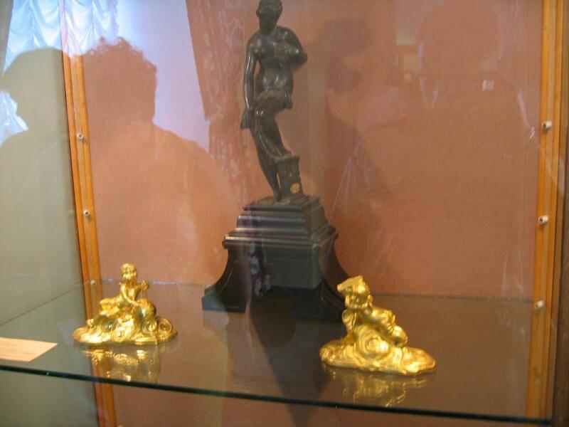 Гатчина, 2006: бронзовая статуэтка и два золотых ножа-декорации в витрине