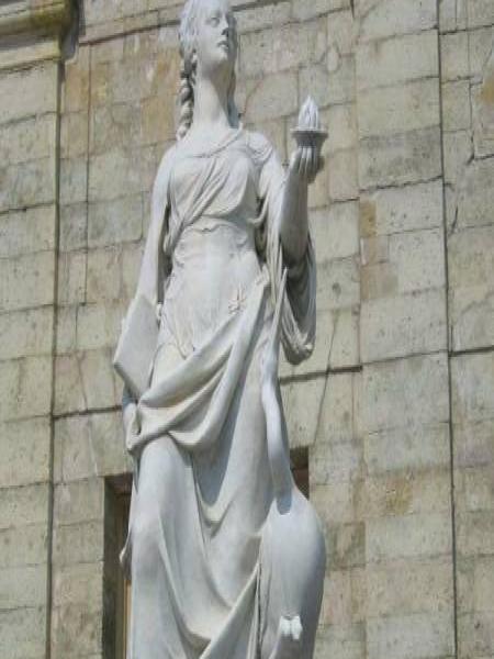 Гатчина, 2006: белокаменная статуя с лампадой у фасада здания