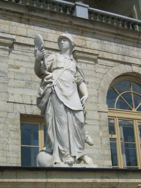 Гатчина, 2006: статуя Минервы у фасада дворца