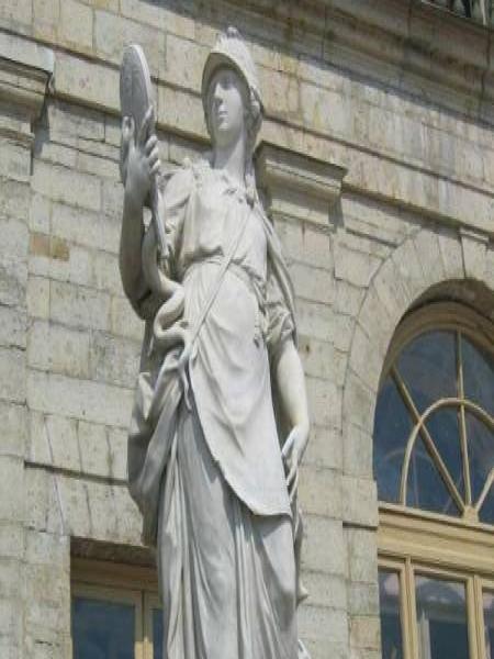 Гатчина, 2006: статуя Минервы у фасада дворца