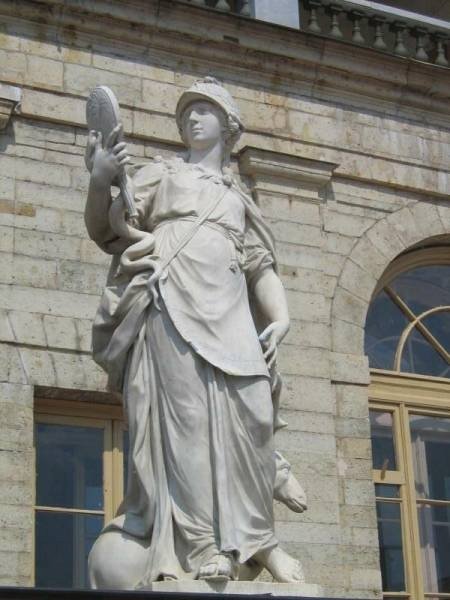 Гатчина, 2006: мраморная Афина с зеркалом у арочного окна