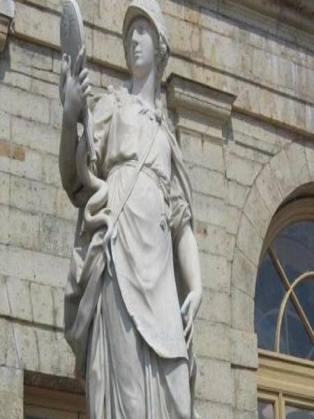 Гатчина, 2006: мраморная Афина с зеркалом у арочного окна