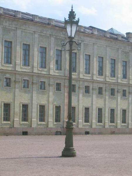 Гатчина, 2006: фонарь на площади перед дворцом в стиле барокко