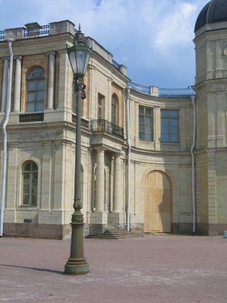 Гатчина, 2006: фасад дворцового корпуса с лампой и деревянной дверью