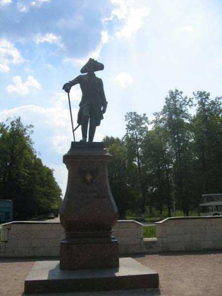 Памятник в Гатчине, 2006: бронзовый офицер с тростью на постаменте из гранита