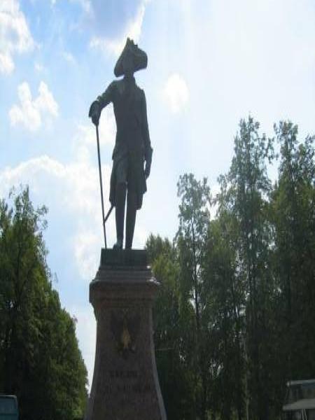 Памятник в Гатчине, 2006: бронзовый офицер с тростью на постаменте из гранита