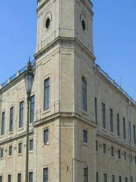 Гатчинский дворец, 2006: угловой фасад из светлого кирпича и башенка с круглыми окнами