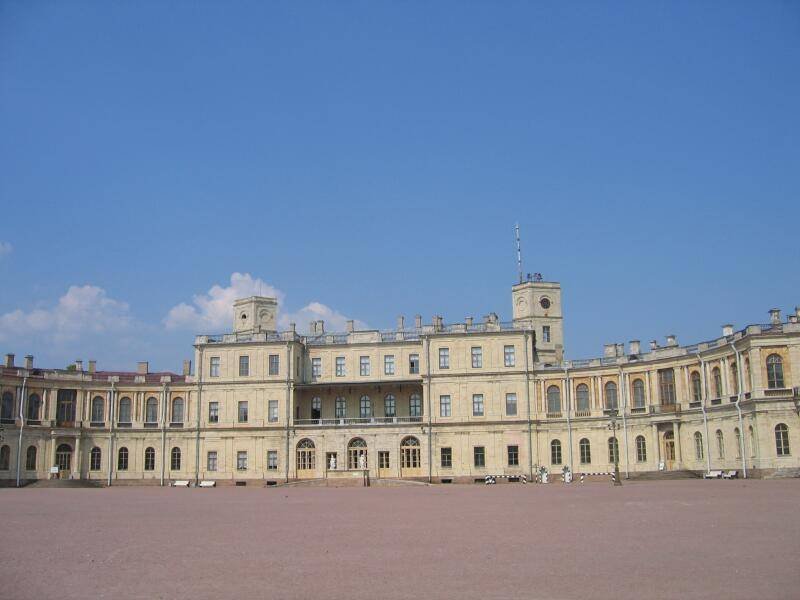 Гатчина, 2006: фасад дворца с башней и пустым двором