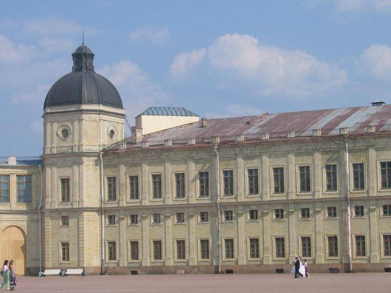 Гатчина, 2006: фасад дворцового корпуса с куполом и ржавой крышей