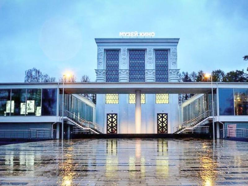 Музей кино в Москве: белоснежный фасад с резными колоннами и вывеской «МУЗЕЙ КИНО»