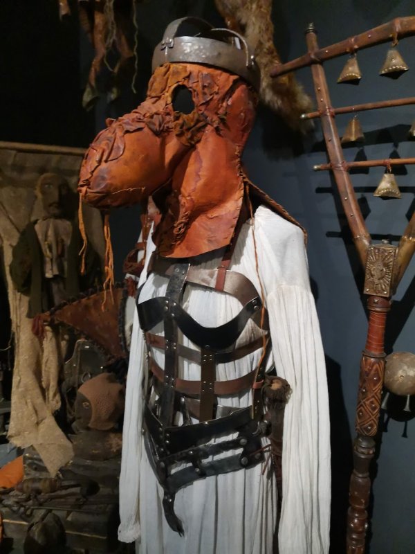 Kino Museum, Россия: маска-птица с кожаным клювом и металлическим шлемом