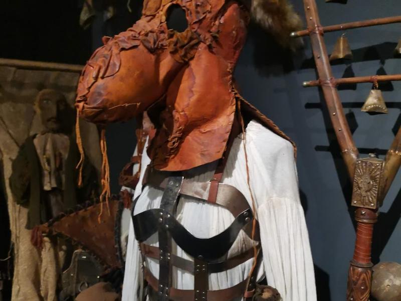 Kino Museum, Россия: маска-птица с кожаным клювом и металлическим шлемом