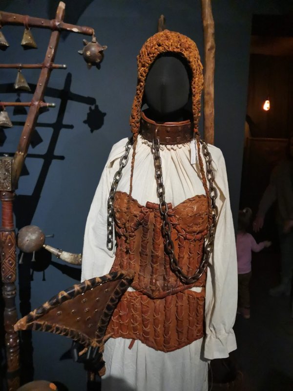 Kino Museum, Россия: кожаный корсет с цепями и шлемом-чулком
