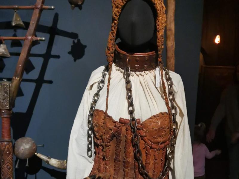 Kino Museum, Россия: кожаный корсет с цепями и шлемом-чулком