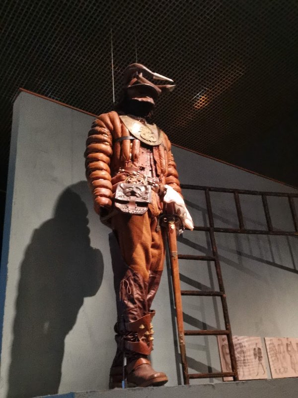 Kino Museum, Москва: костюм с рогатым шлемом и поясом-сумкой