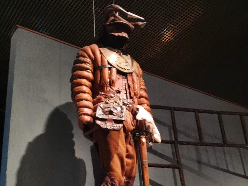 Kino Museum, Москва: костюм с рогатым шлемом и поясом-сумкой