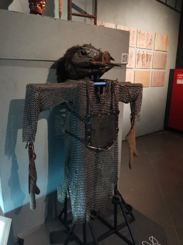 Цепная броня с маской свиньи в Kino Museum, Москва