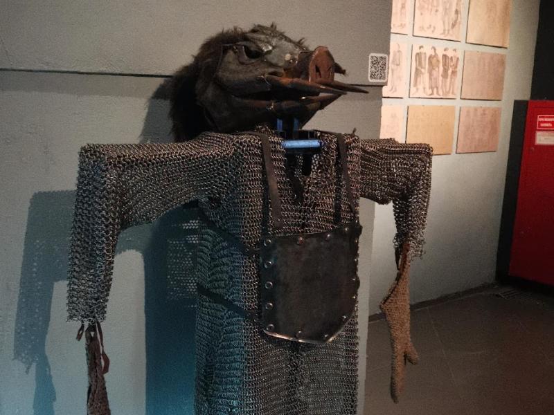 Цепная броня с маской свиньи в Kino Museum, Москва