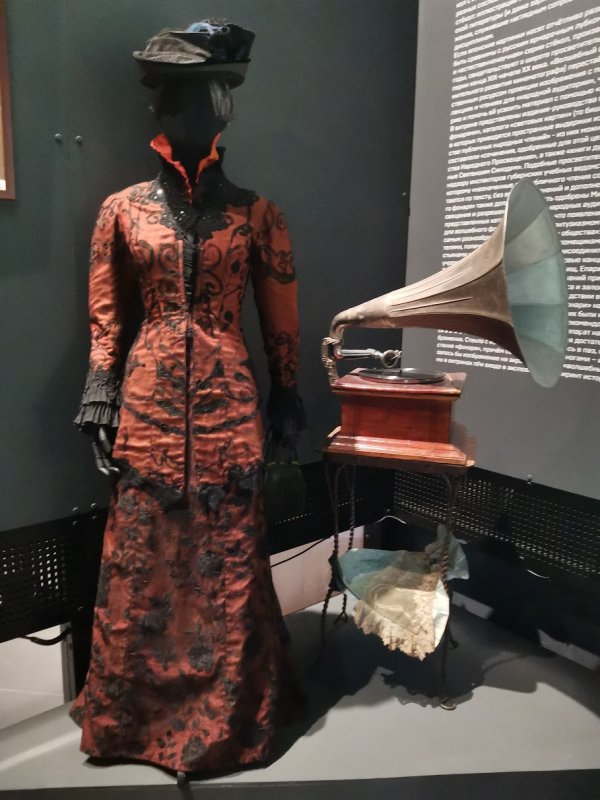 Kino Museum, Россия: бордовая шелковая роба с чёрным кружевом и винтажный граммофон