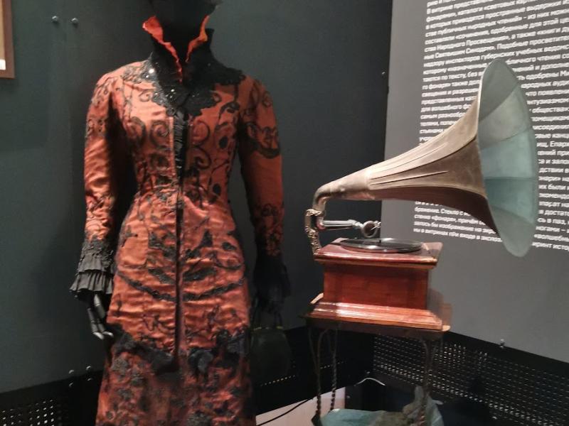 Kino Museum, Россия: бордовая шелковая роба с чёрным кружевом и винтажный граммофон