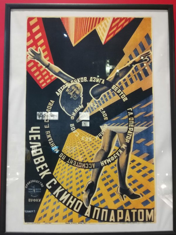 Киноаппарат в конструктивистском постере 1930-х в Kino Museum, Россия