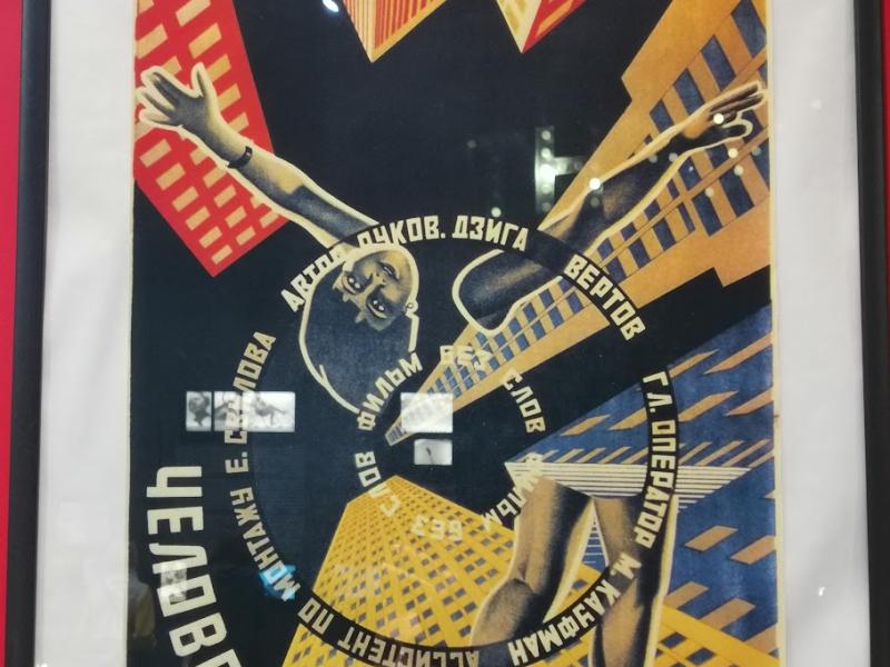 Киноаппарат в конструктивистском постере 1930-х в Kino Museum, Россия