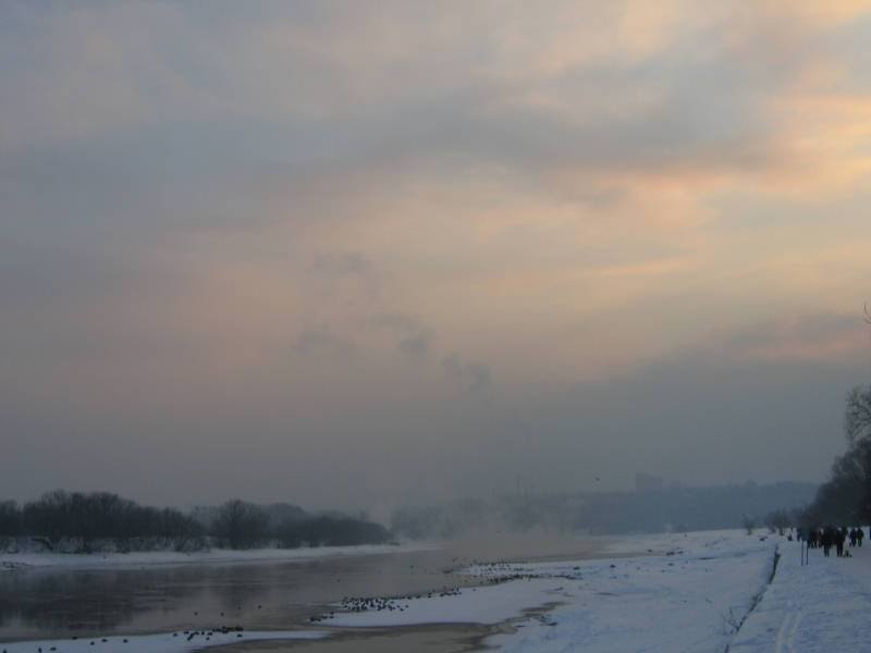 Kolomenskoe, 2006: снег на берегу реки, туман над водой и силуэты прохожих