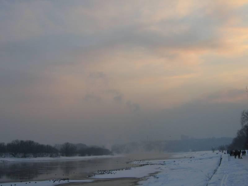 Kolomenskoe, 2006: снег на берегу реки, туман над водой и силуэты прохожих