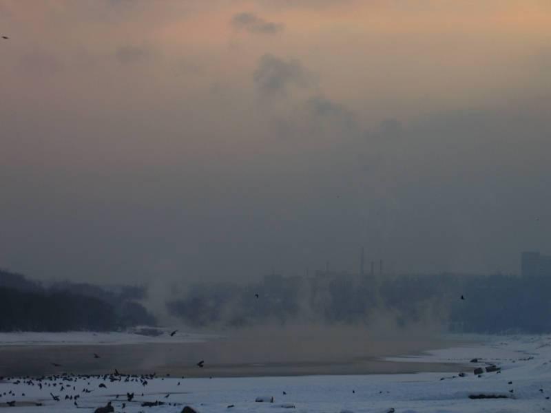 Kolomenskoe, 2006: туман над замерзшим берегом и дымом из труб