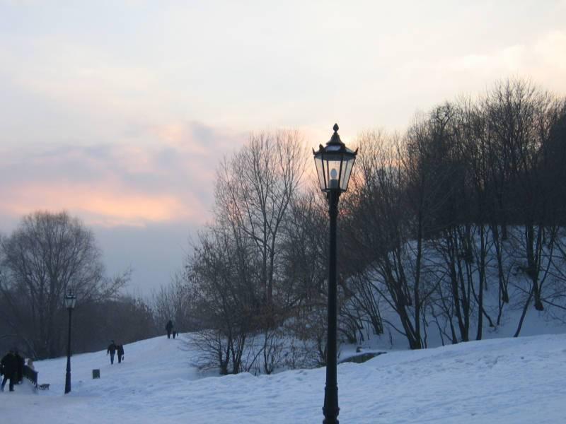Kolomenskoe, 2006: фонарь на снежном склоне у подножия холма