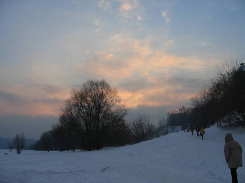 Kolomenskoe, 2006: снег на склоне у древних деревьев