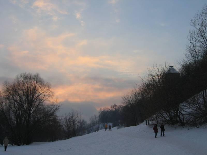 Kolomenskoe, 2006: снег на склоне у старой башни