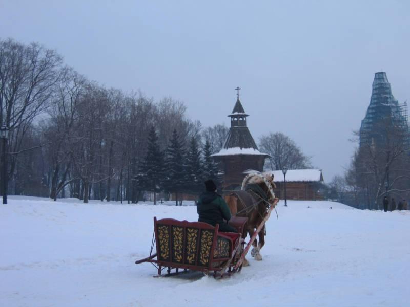 Коломенское, 2006: сани у старинной церкви и современной башни