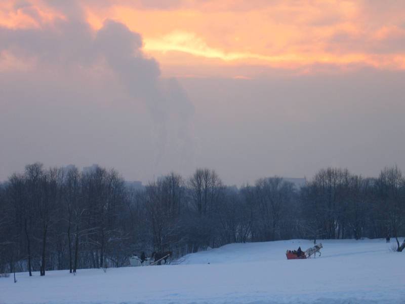 Kolomenskoe, 2006: снег, туман и красная сани на склоне