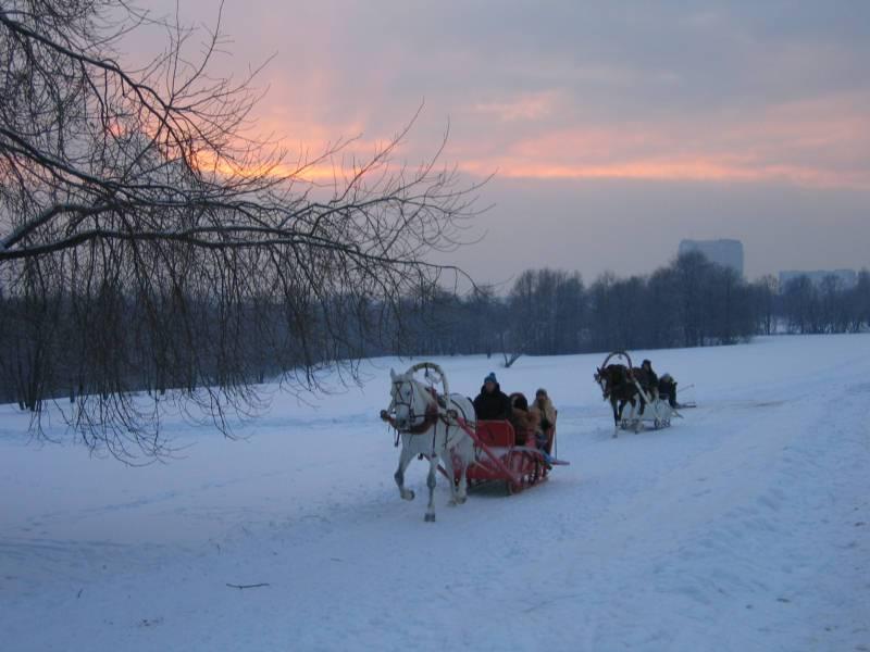 Коломенское, 2006: сани на лыжной тропе под закатом