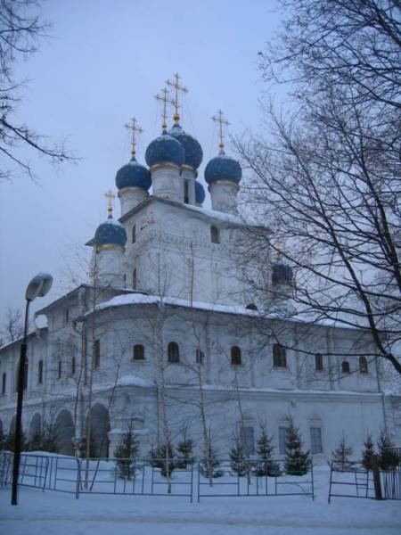 Коломенское, 2006: белокаменная церковь с синими куполами под снегом