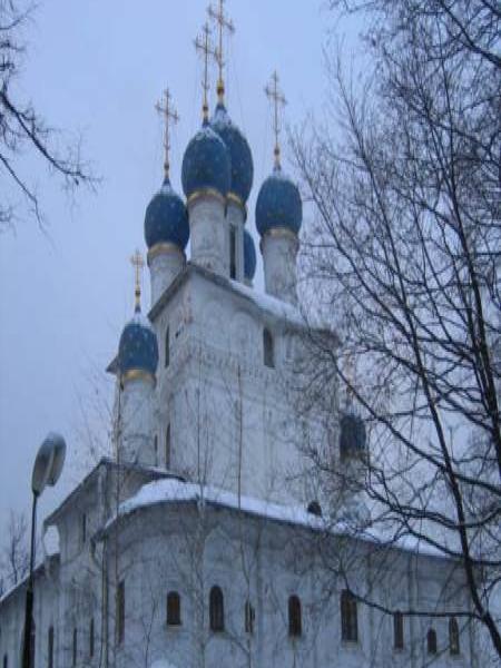 Коломенское, 2006: белокаменная церковь с синими куполами под снегом