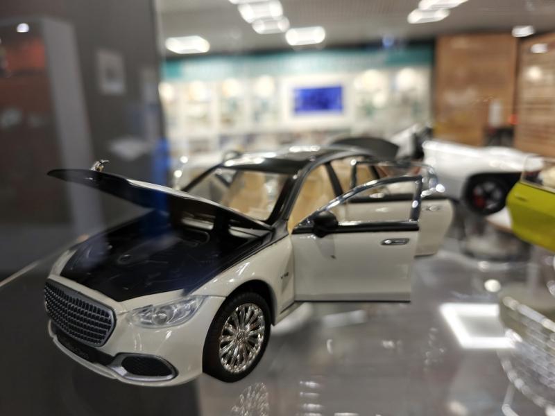 MAMO71: белый Mercedes-Benz S-Class с открытым капотом и дверью