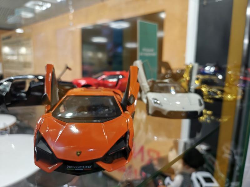 MAMO71: оранжевый Lamborghini Revuelto в витрине с открытыми дверями