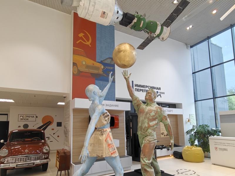 MAMO71: скульптура «Космическая пара» под спутником и ракетой