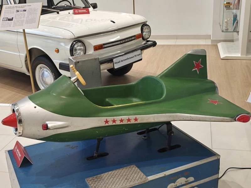 MAMO71: зелёный самолёт-качалка и «ВАЗ-2101» в музее автотехники