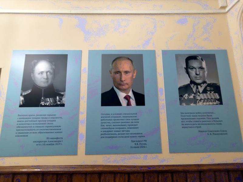 Мемориальные доски в Marc Wogau: три портрета с текстами о военных и медицине
