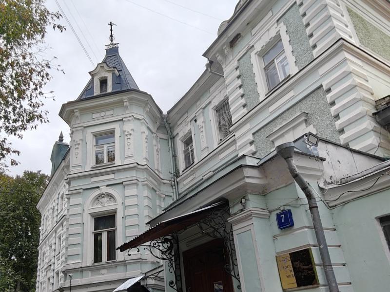 Дом №7 в Марк Вогау: светло-голубой фасад с башенкой и кованым навесом