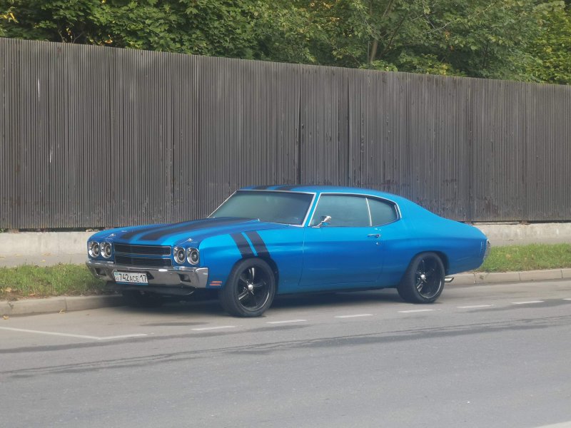 Синий классический американский мускул-кар Chevrolet Chevelle 1970-х годов