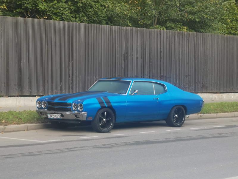 Синий классический американский мускул-кар Chevrolet Chevelle 1970-х годов